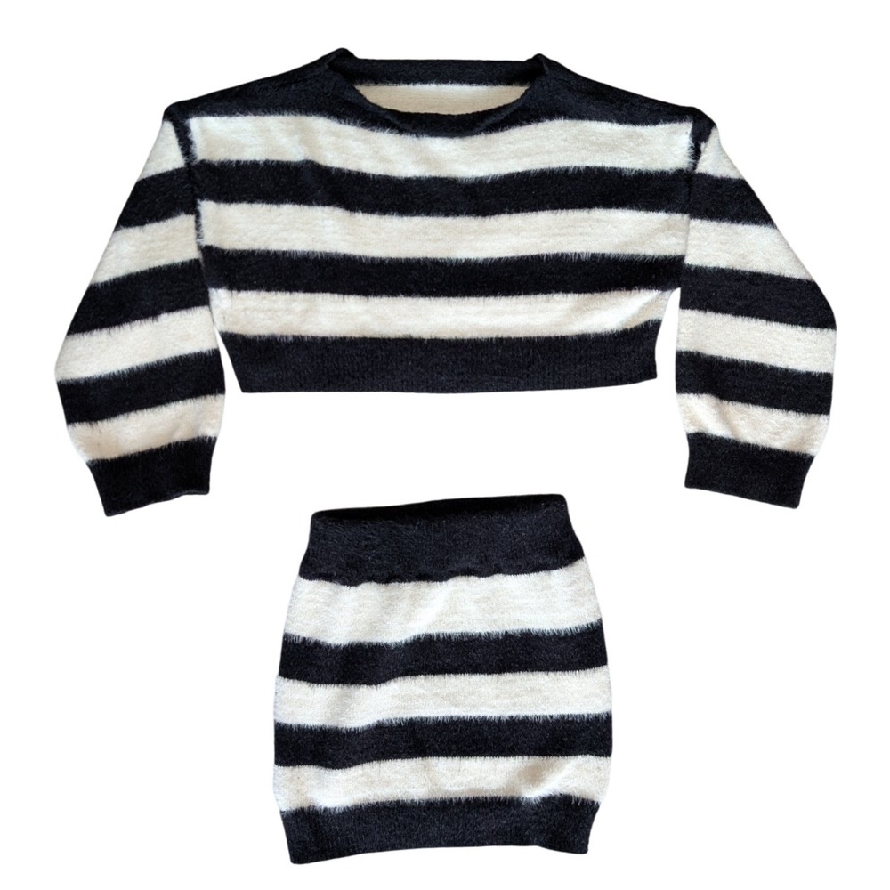 fluffy striped cropped sweater & knit skirt set in black & white stretch Goth